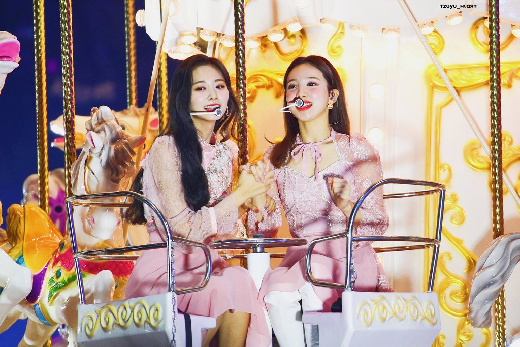 어제 골든디스크어워즈 트와이스 쯔위의 미모ㄷㄷㄷ.jpgif | 인스티즈