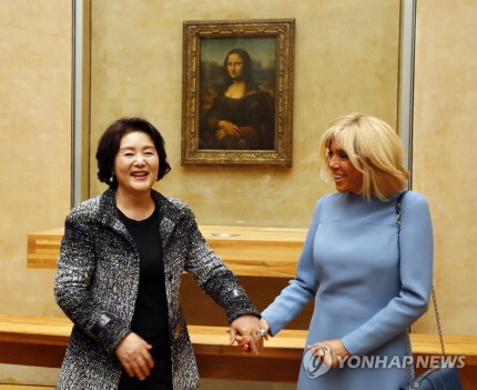 브리짓 마크롱 여사와 팔짱 끼고 가는 김정숙 여사.JPG | 인스티즈