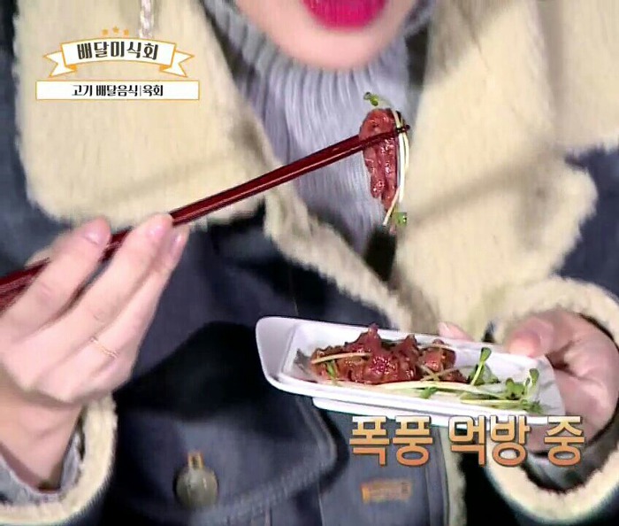 러블리즈 멤버들과 수준이 다른 한입을 보여주는 빵떡이.gif | 인스티즈