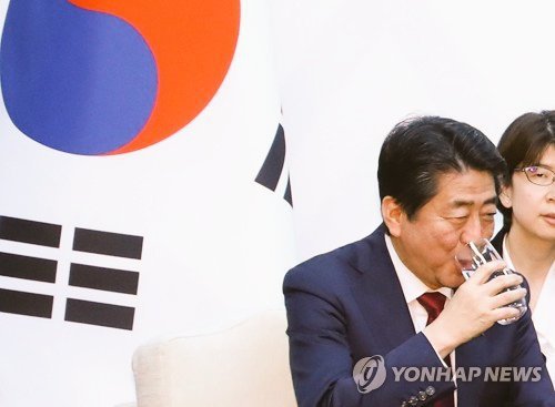 문재인 대통령과 아베.jpg | 인스티즈