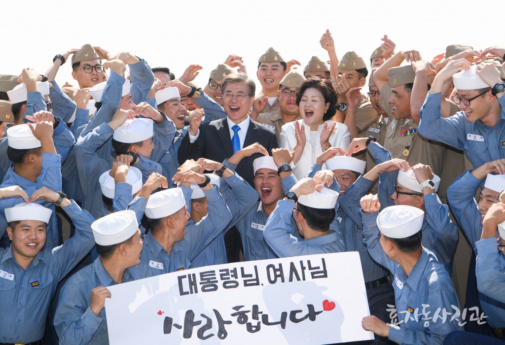문재인 대통령님 머리 빗겨드린 군인 | 인스티즈
