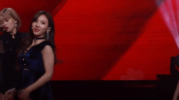 어깨 내리는 나연.gif | 인스티즈