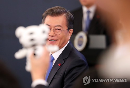 문재인 대통령 신년 기자회견에 참석한 수호랑 | 인스티즈