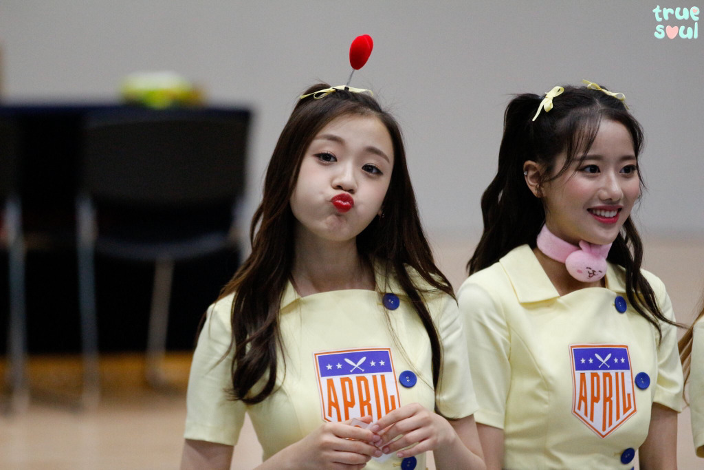 [에이프릴] 아침부터 꽤나 추운 것 같아서 진솔이 | 인스티즈