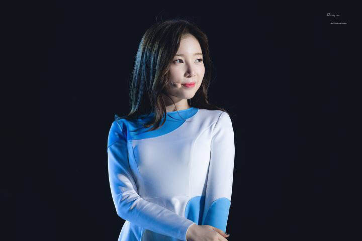[에이프릴] 일 하다가 잠깐 쉬는 시간이 되서 채경이 | 인스티즈