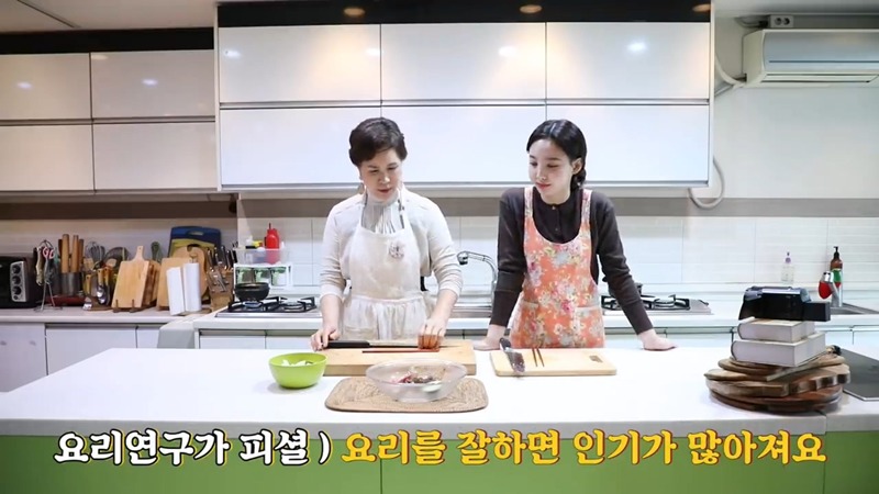 요리 배우다가 선생님한테 호되게 당하는 트와이스 나연.JPG | 인스티즈