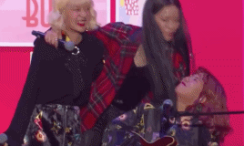 여기저기 막 뽀뽀하고 다니는 헤이즈.gif | 인스티즈