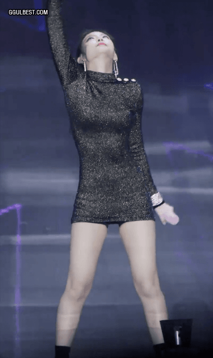 타이트한 원피스 입은 제니.gif | 인스티즈