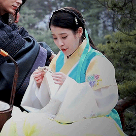 닭고기 뜯는 아이유.gif | 인스티즈