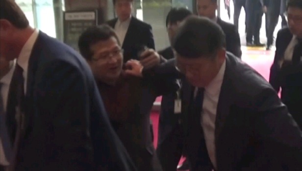 후배기자 밀치는(?) 고대영 KBS사장.jpg | 인스티즈