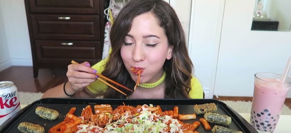 외국 먹방 유튜버들이 만든 떡볶이.gif (한글 표기의 중요성) | 인스티즈