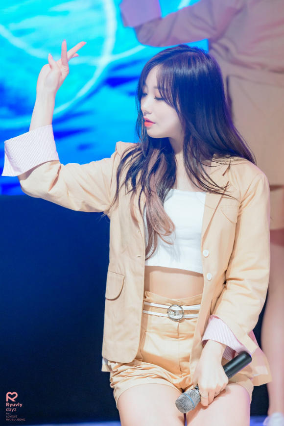 나름 과감하게 바뀌고 있는 러블리즈 수정이의 의상변화.jpgif | 인스티즈