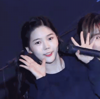 폭죽에 놀랐다가 다시 미소를 찾는 오마이걸 효정.gif | 인스티즈