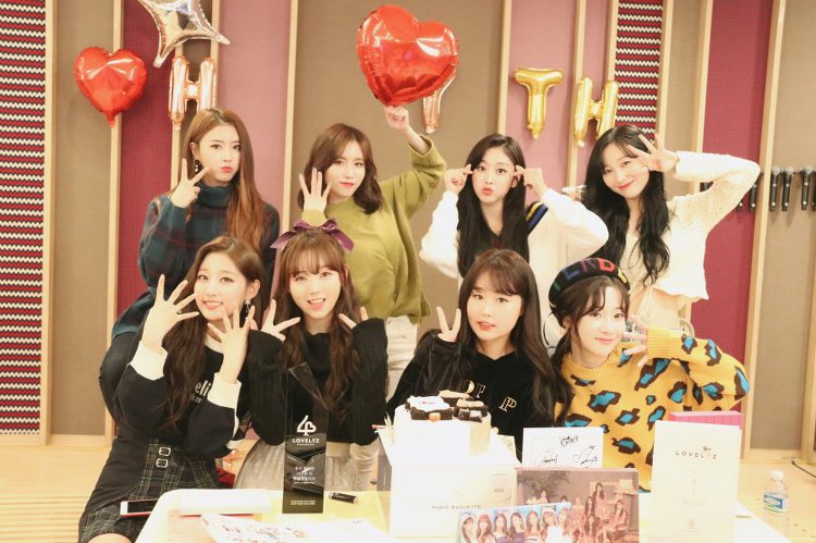 데뷔 4주년 축하 전광판가서 인증 남긴 러블리즈.jpg | 인스티즈