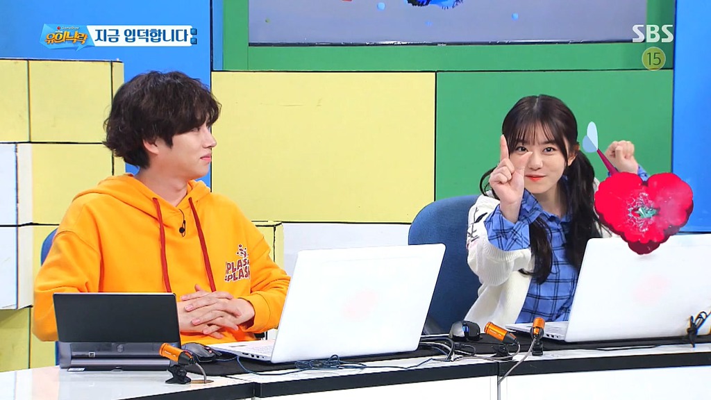 소혜 애교를 바라보는 김희철..gif | 인스티즈