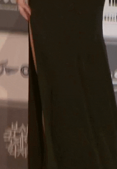 영화제 레드카펫에서 파격적인 드레스 입은 강한나.gif | 인스티즈