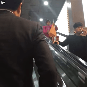 에스컬레이터에서 느낀 따뜻한 손길 gif | 인스티즈