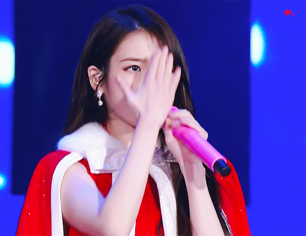 레드가 잘어울리는 아이유.jpgif | 인스티즈