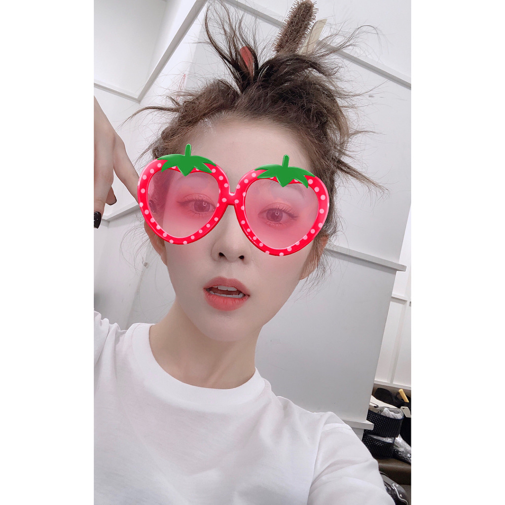 헤어 선생님이 자신의 머리로 장난쳐서 걱정하면서도 즐기는 아이린.jpgif | 인스티즈