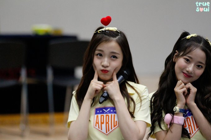[에이프릴] 아침부터 꽤나 추운 것 같아서 진솔이 | 인스티즈