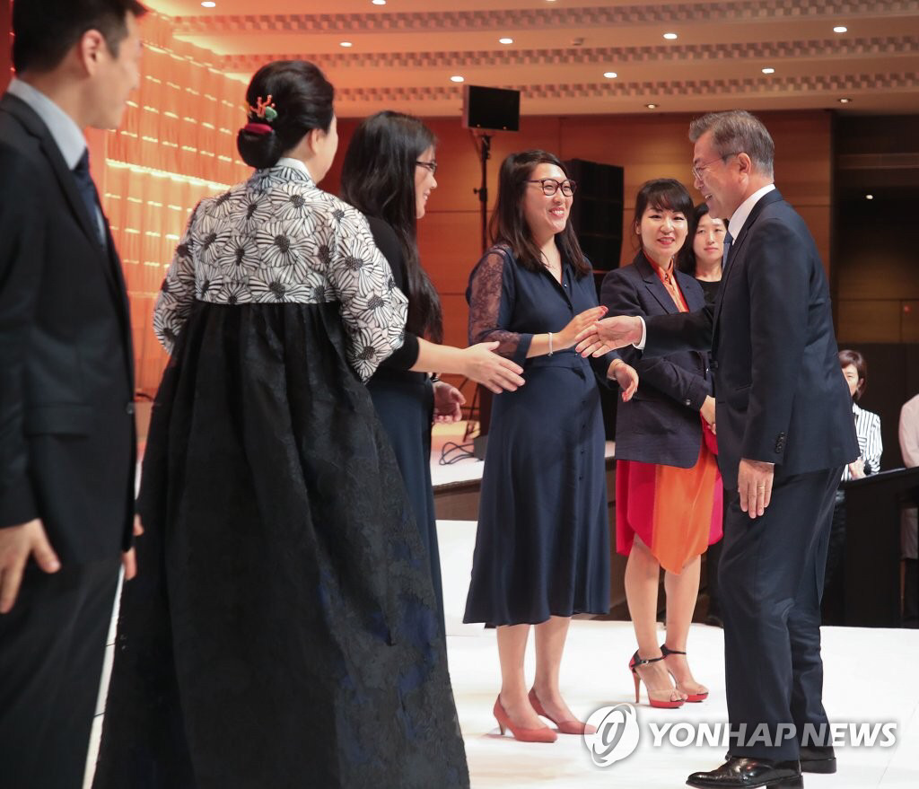 10.13. 프랑스 동포간담회 참석한 문재인 대통령.jpg | 인스티즈