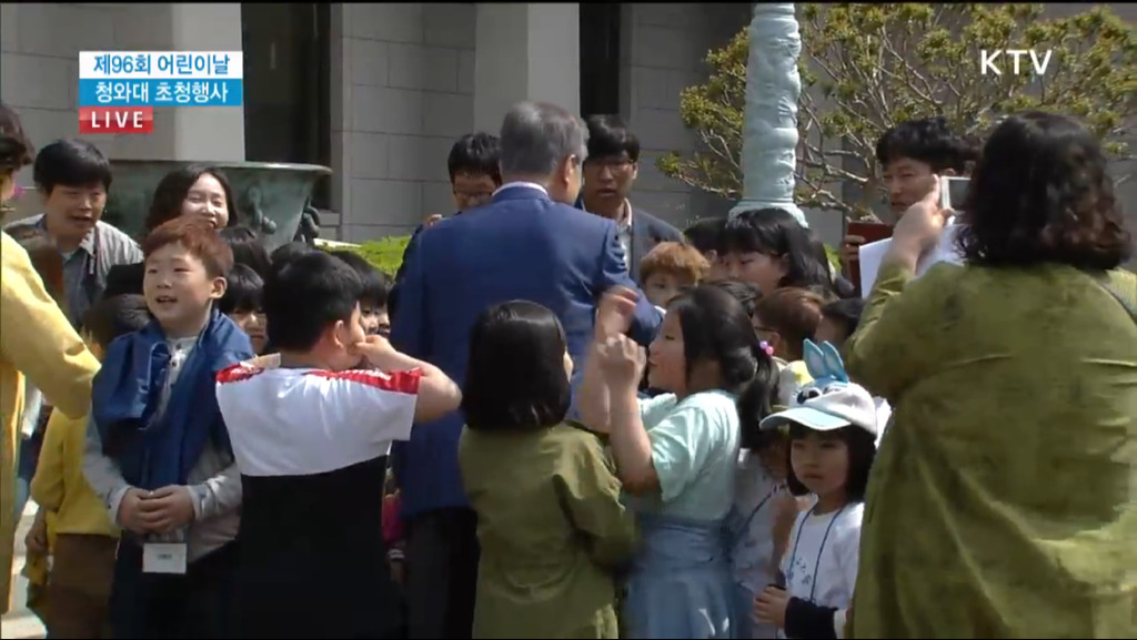 5/5 전통의장대 호위받으며 청와대 입장하는 어린이들.jpg | 인스티즈