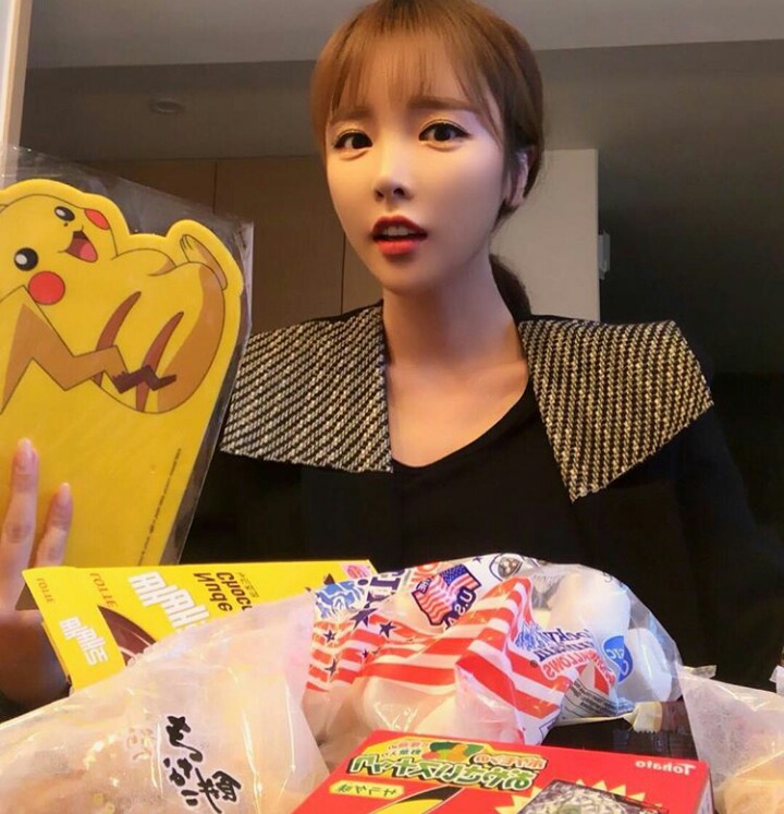 이쁘고 사랑스럽고 귀엽고 섹시하고 노래도잘하고 노래도좋고 애교도많고 성격도 털털하지만 여자여자하고 남자마음도 잘알고 게임도잘하고 돈까지많은 누나 | 인스티즈