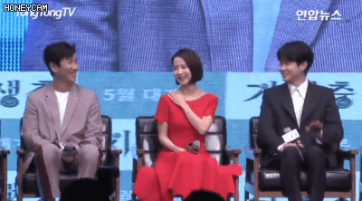 오늘 말 한번 실수했다가 제작보고회에서 선배들한테 쉼없이 놀림당한 최우식ㅋㅋ.gif | 인스티즈
