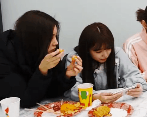 아이즈원) 먹방 강혜원-나코 엄마와 딸 캐미.gif | 인스티즈